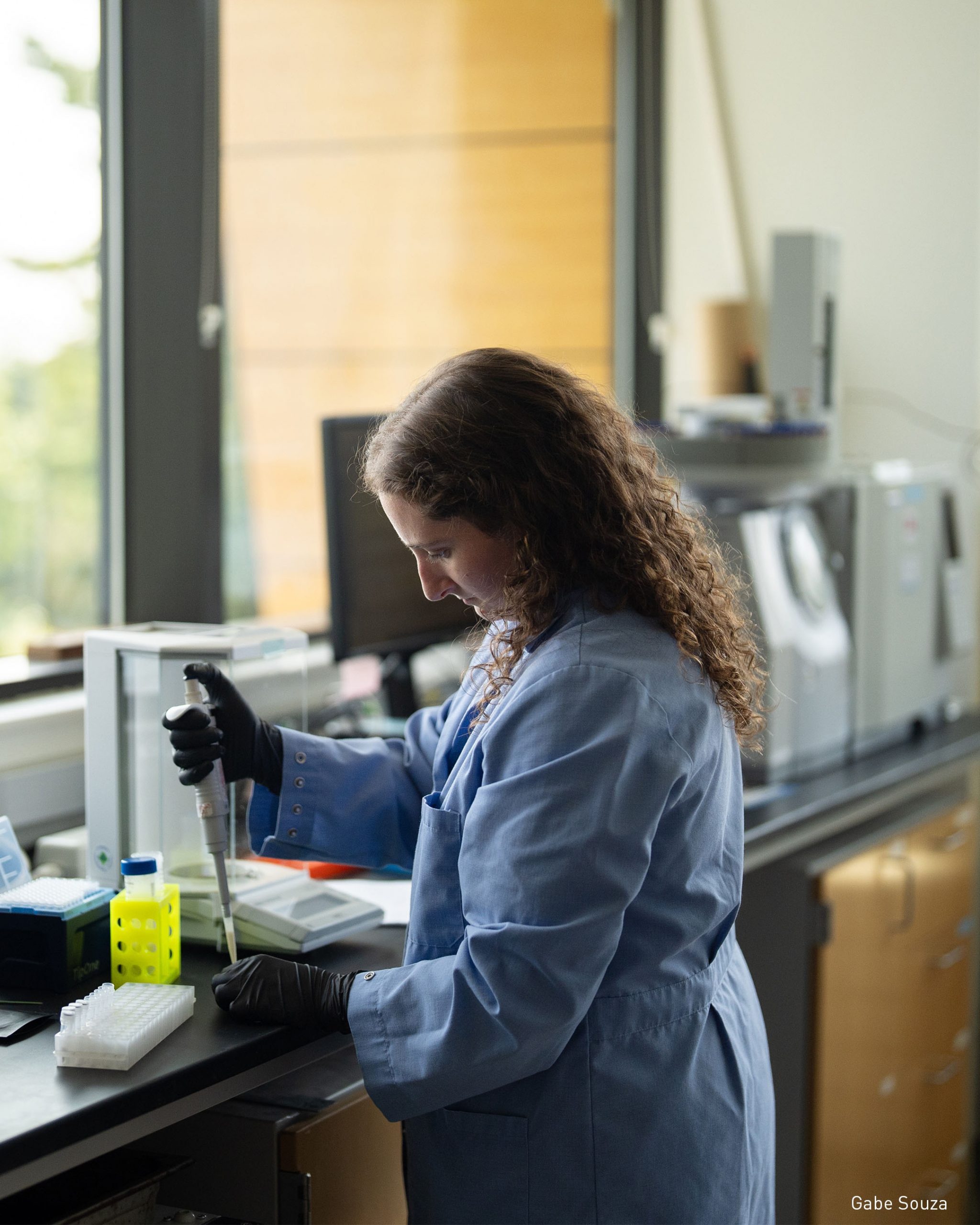 Scientists in Bigelow Analytical Services, like Research Associate Gabriella Iacono, can test shellfish collected by DMR for toxins, including saxitoxin, which is produced by a species of the dinoflagellate Alexandrium (Credit: Gabe Souza).